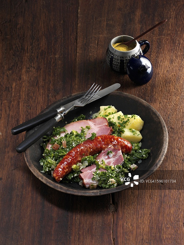 羽衣甘蓝搭配腌猪肉和烟熏香肠图片素材