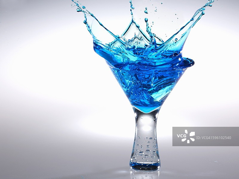 蓝色马提尼飞溅图片素材