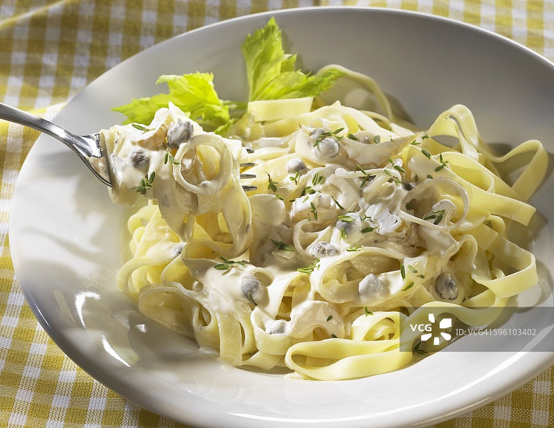 意式宽面配古冈左拉奶酪和刺山柑图片素材