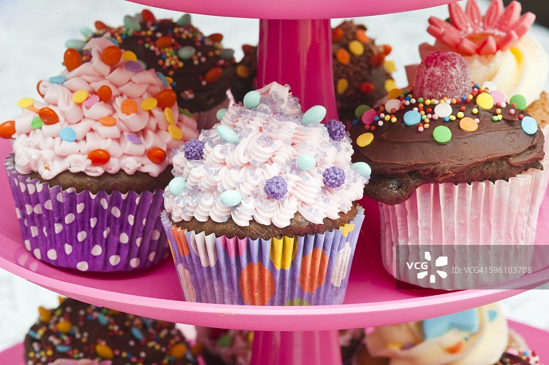 蛋糕架上的派对彩色纸杯蛋糕图片素材