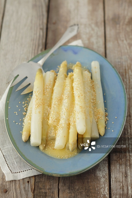 白芦笋佐芝麻、柠檬和辣根酱图片素材