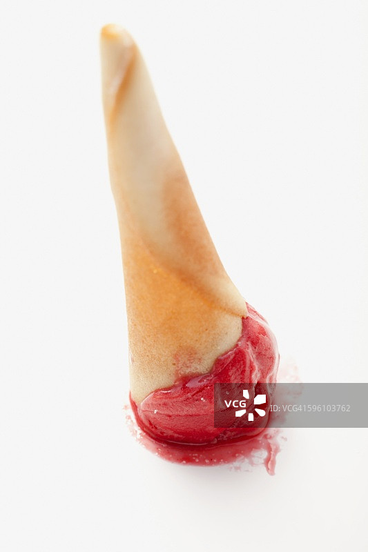 倒置的冰淇淋甜筒图片素材