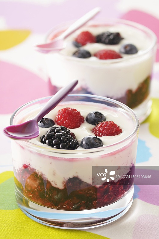 意式奶冻配浆果图片素材