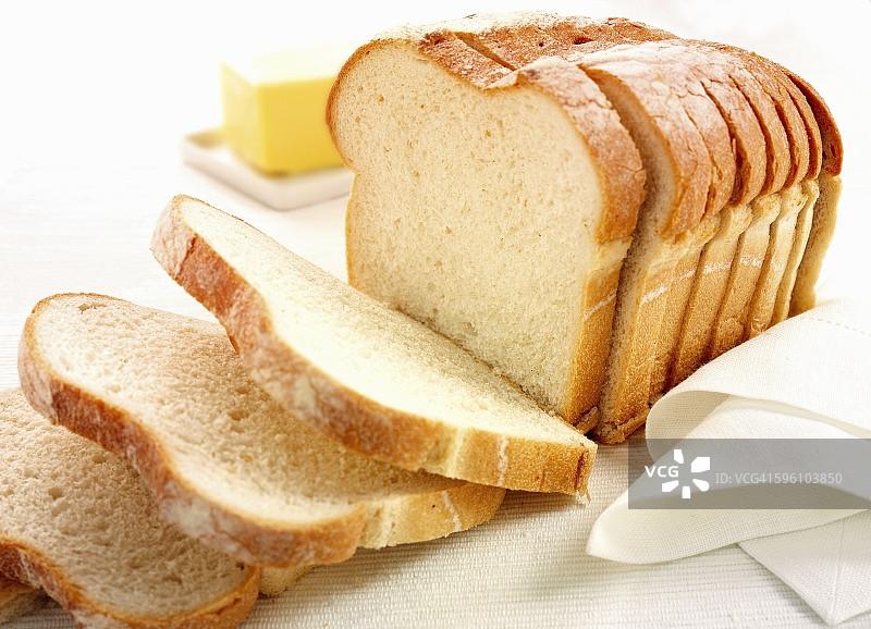 涂抹黄油的切片面包图片素材