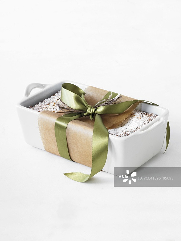 陶瓷烤盘中用丝带捆扎的磅蛋糕图片素材