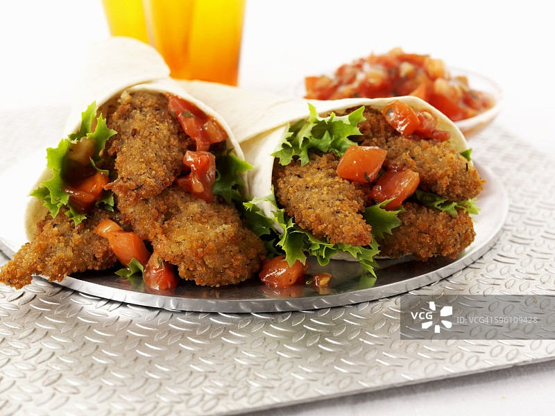 炸鸡柳和番茄莎莎卷饼图片素材