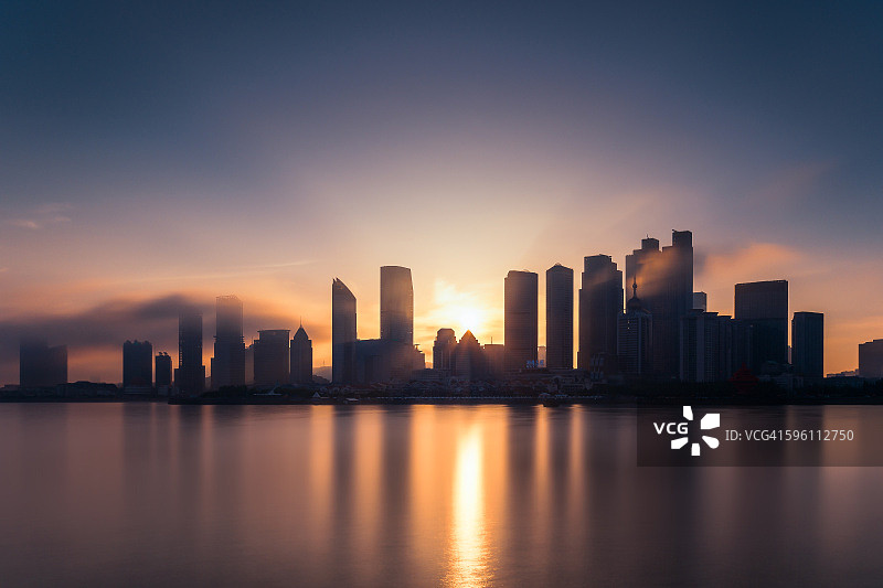 中国青岛浮山湾天际线日落景色图片素材