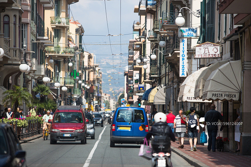 自驾穿梭于拥挤的意大利街道图片素材