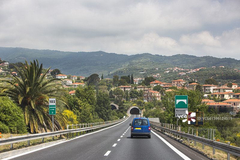 隧道贯穿意大利乡村图片素材