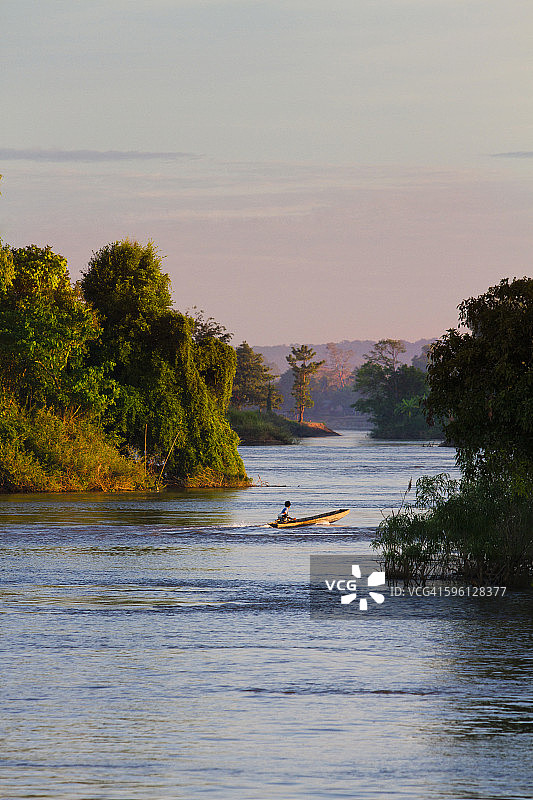 当地渡轮穿梭于岛屿之间图片素材