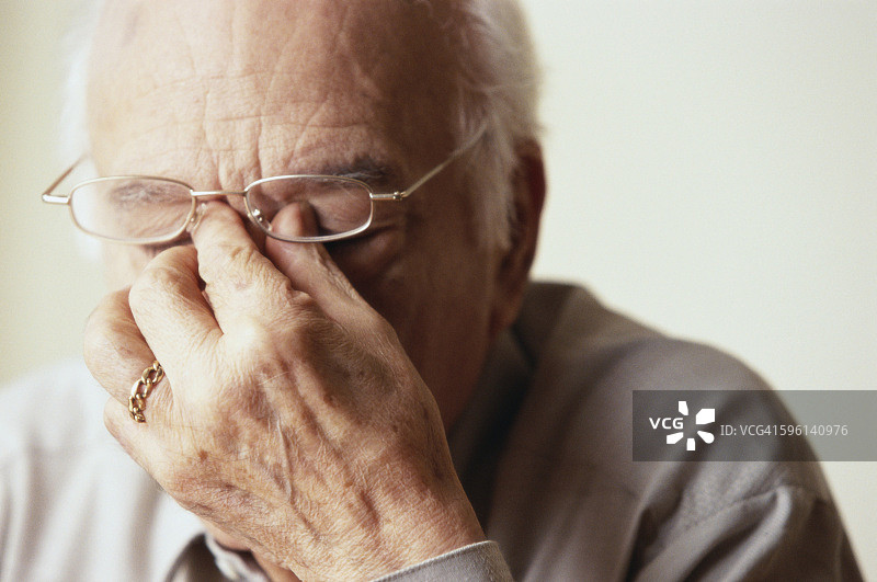 揉眼睛的老年男人图片素材