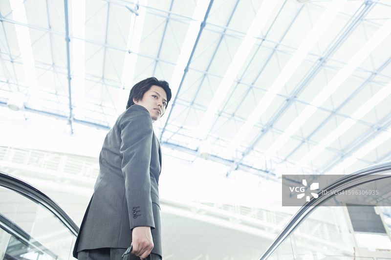 商人乘坐自动扶梯图片素材