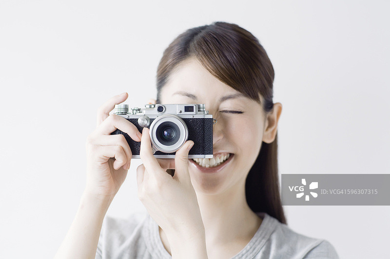 手持相机的微笑女人图片素材
