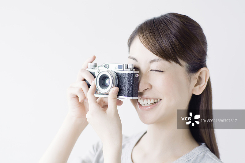 手持相机的微笑女人图片素材
