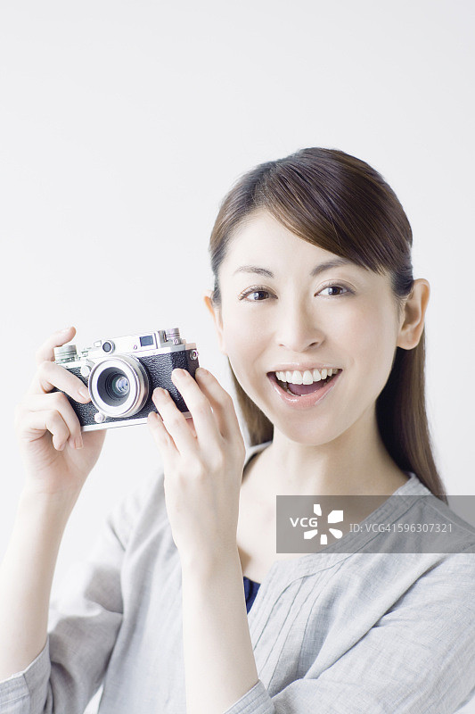 手持相机的微笑女人图片素材
