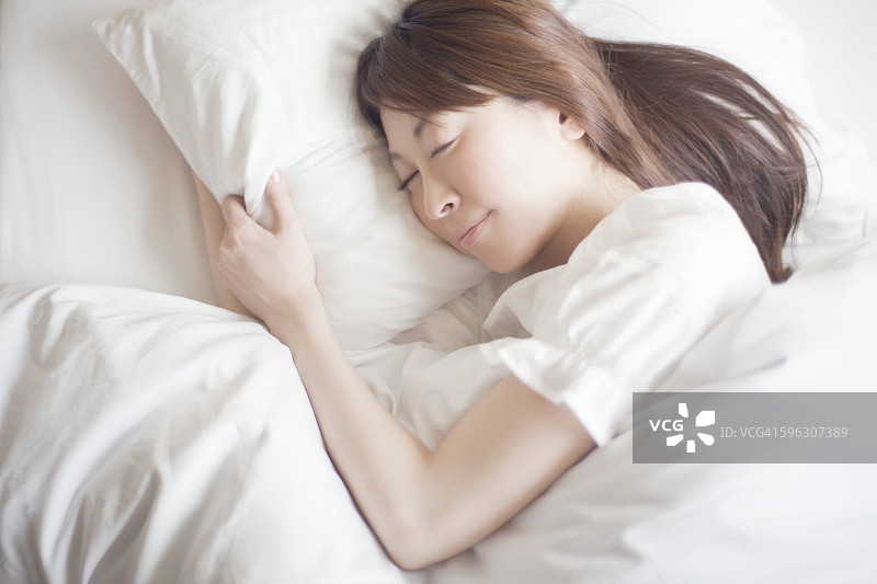 睡在床上的女人图片素材