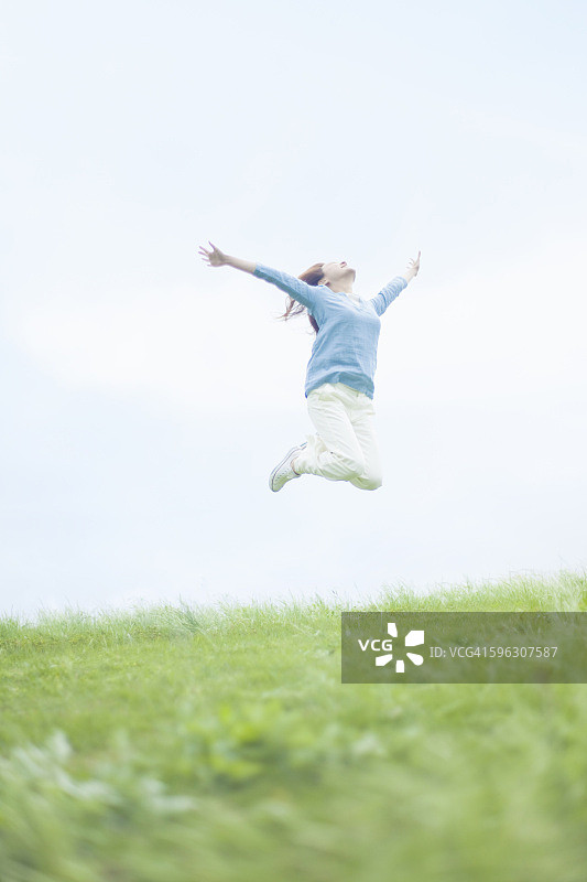 跳跃的年轻女性图片素材