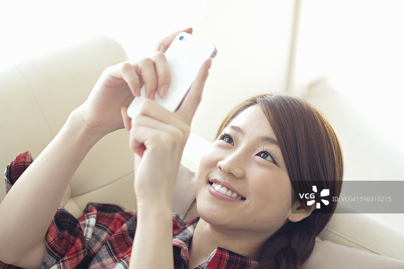 年轻女子使用智能手机图片素材