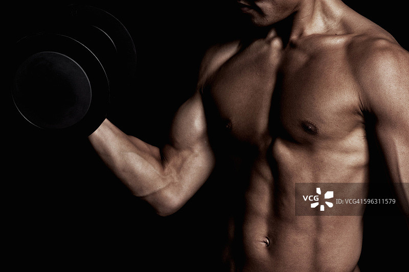 男人用哑铃锻炼图片素材