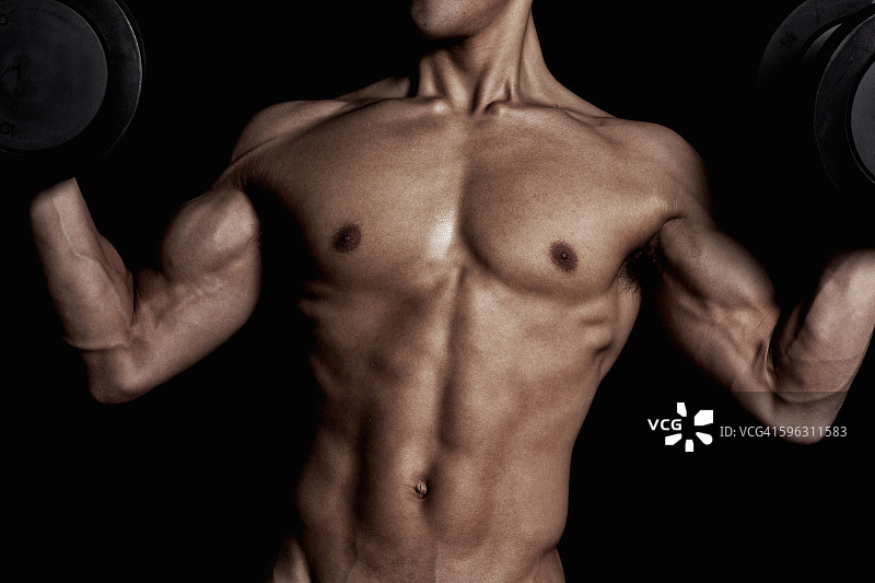 男人用哑铃锻炼图片素材