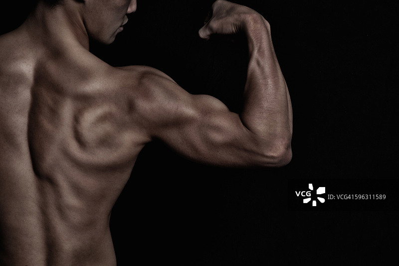 健壮男人的背影图片素材