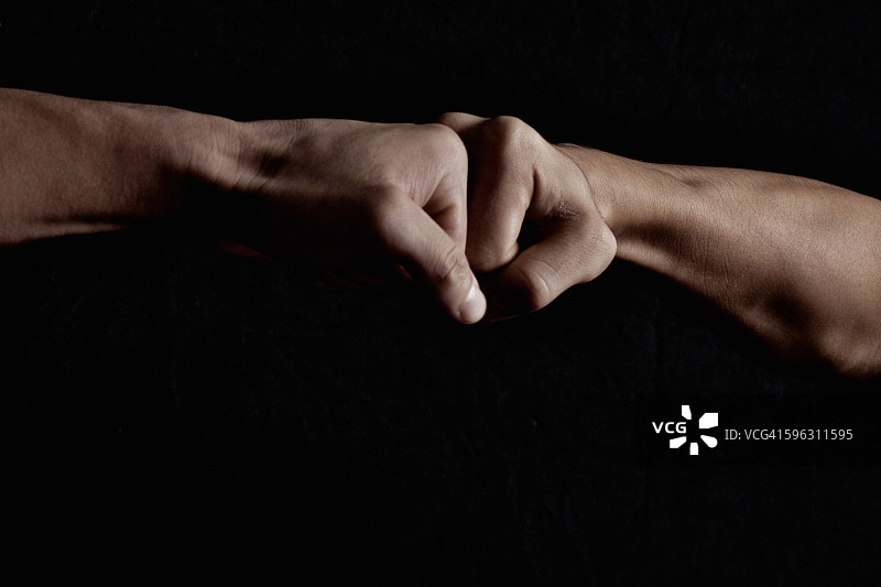 拳头相碰图片素材