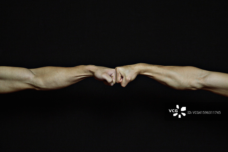 拳头相碰图片素材