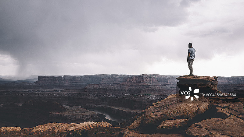 在峡谷地的边缘图片素材