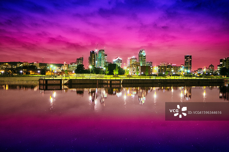 从拉欣运河看到的蒙特利尔夜景图片素材