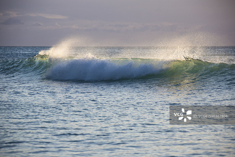 安提瓜和巴布达的海浪图片素材