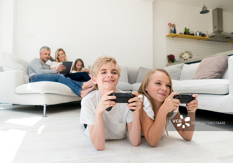 孩子们玩电子游戏图片素材