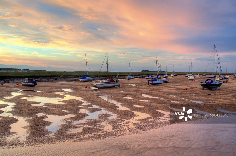 日落时分的渔船图片素材