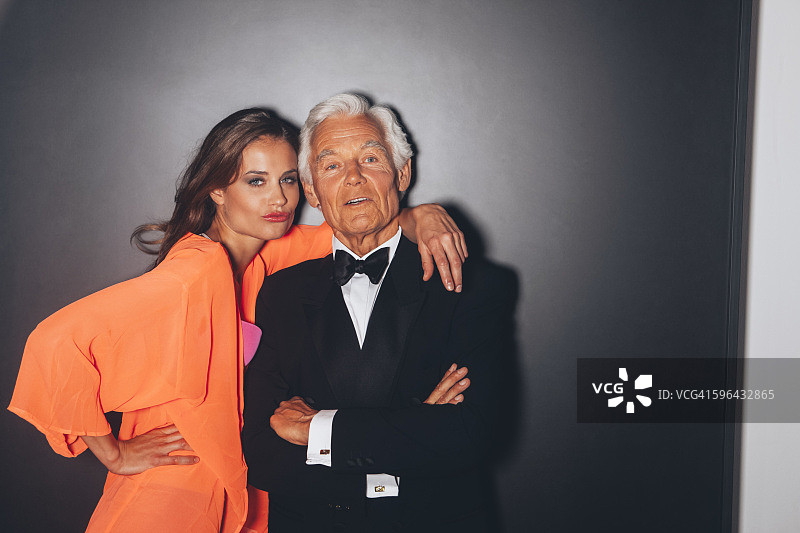 年轻女子拥抱优雅的老年男子图片素材