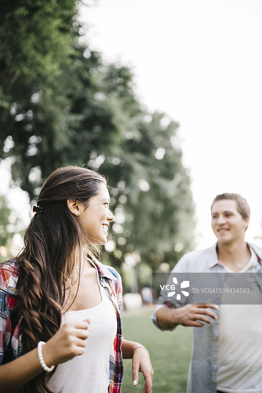 公园里相爱的年轻夫妇图片素材