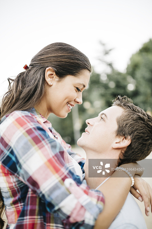 热恋中的年轻情侣肖像图片素材