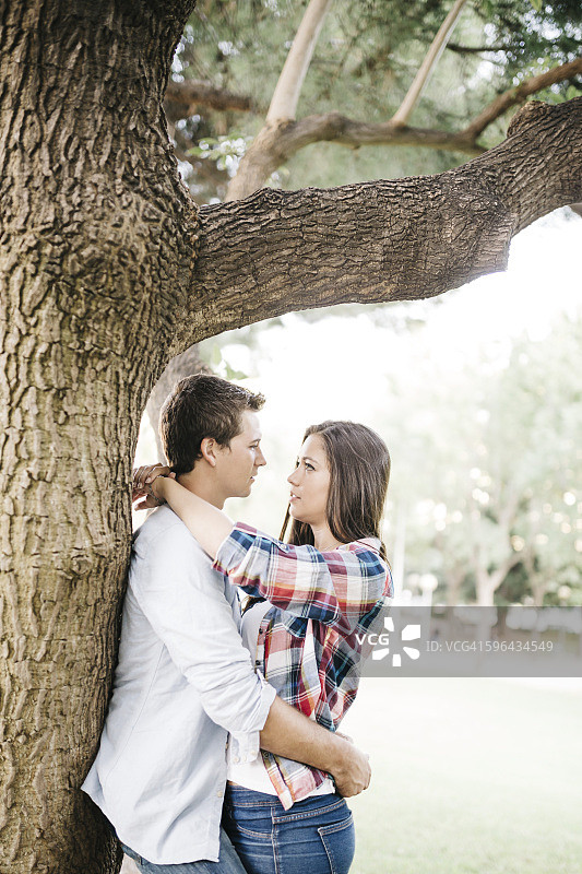 热恋中的年轻情侣在公园里拥抱图片素材