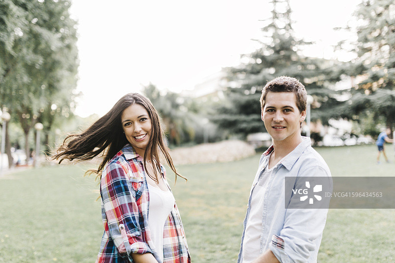 公园里相爱的年轻夫妇肖像图片素材