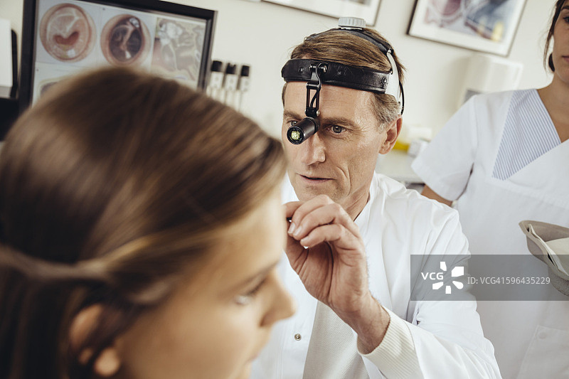 医生检查青少年患者图片素材