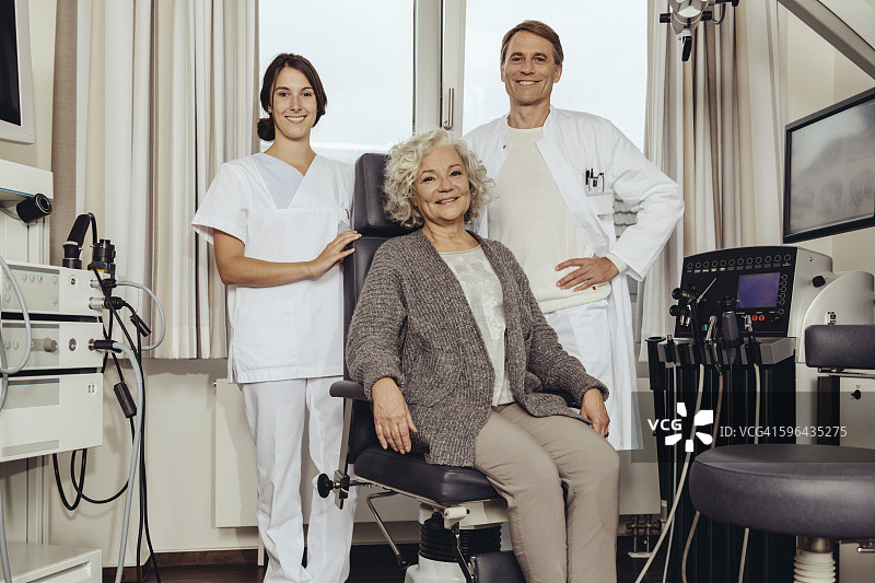 耳鼻喉科诊所里的年长患者与医生和护士图片素材