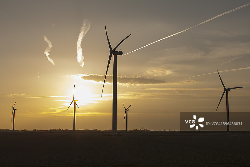 荷兰泽兰的日落风力涡轮机图片素材