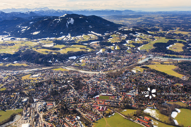 德国巴伐利亚伊萨尔温克尔：伊萨尔河、巴特特尔茨和楚格峰的航拍图片素材