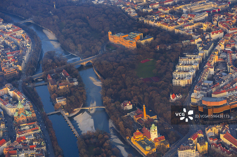 德国巴伐利亚慕尼黑，伊萨尔河畔的马克西米利安纪念馆和Mullersches Volksbad图片素材