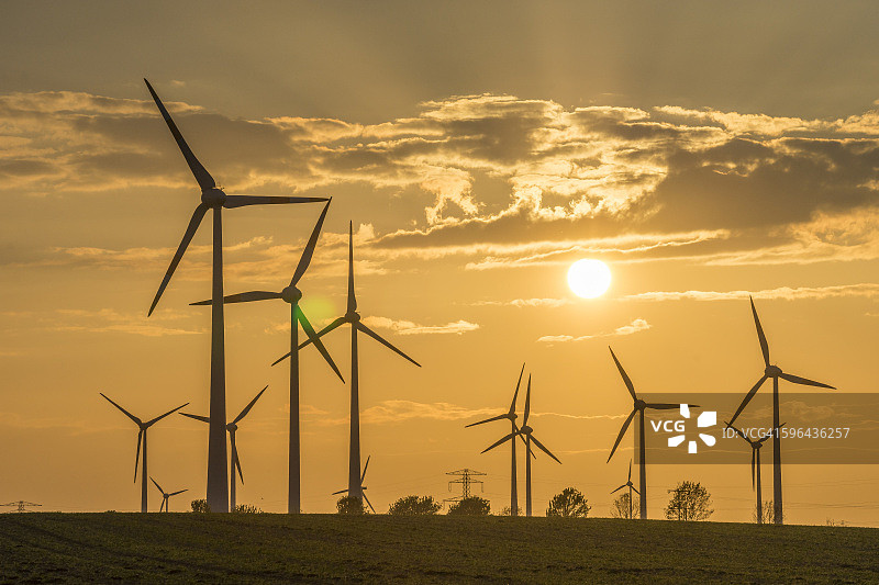 日落时分的风力发电场图片素材