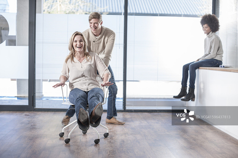 空荡荡的新办公室里快乐的同事们图片素材