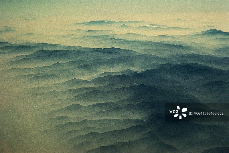 中国云南哀牢山云雾缭绕航拍图片素材