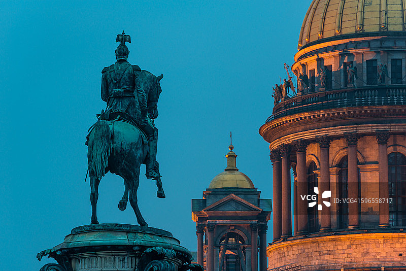 圣以撒大教堂和尼古拉一世纪念碑图片素材