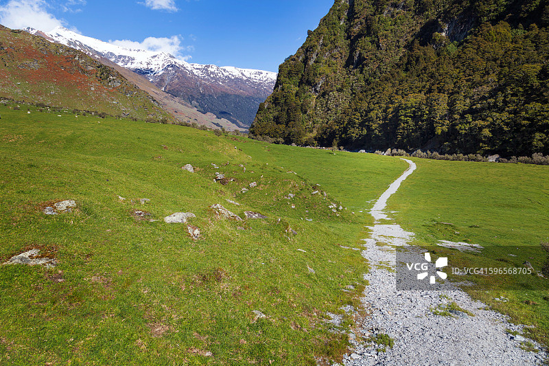通往山区的小路图片素材