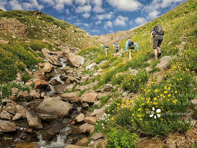 徒步攀登战斧盆地图片素材
