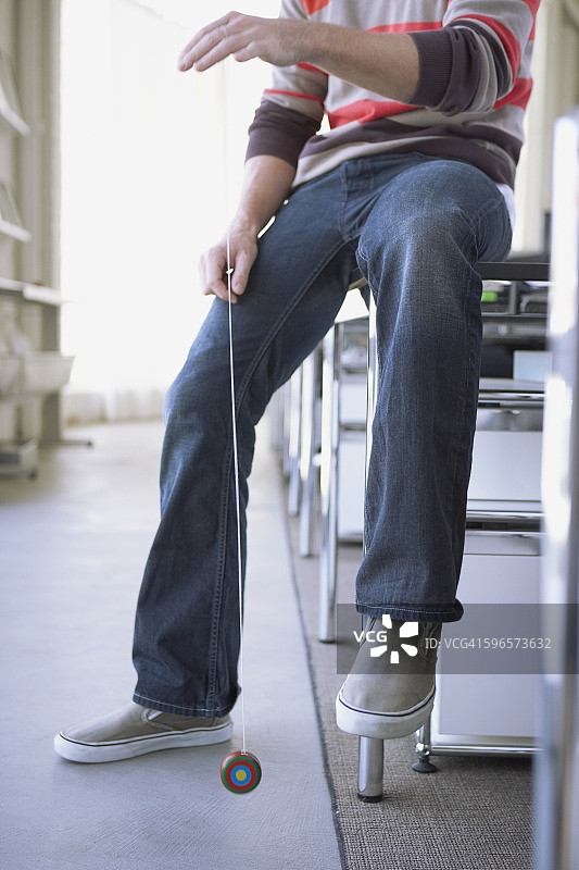 男人在工作中玩悠悠球图片素材