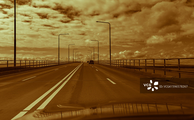 在道路上行驶图片素材